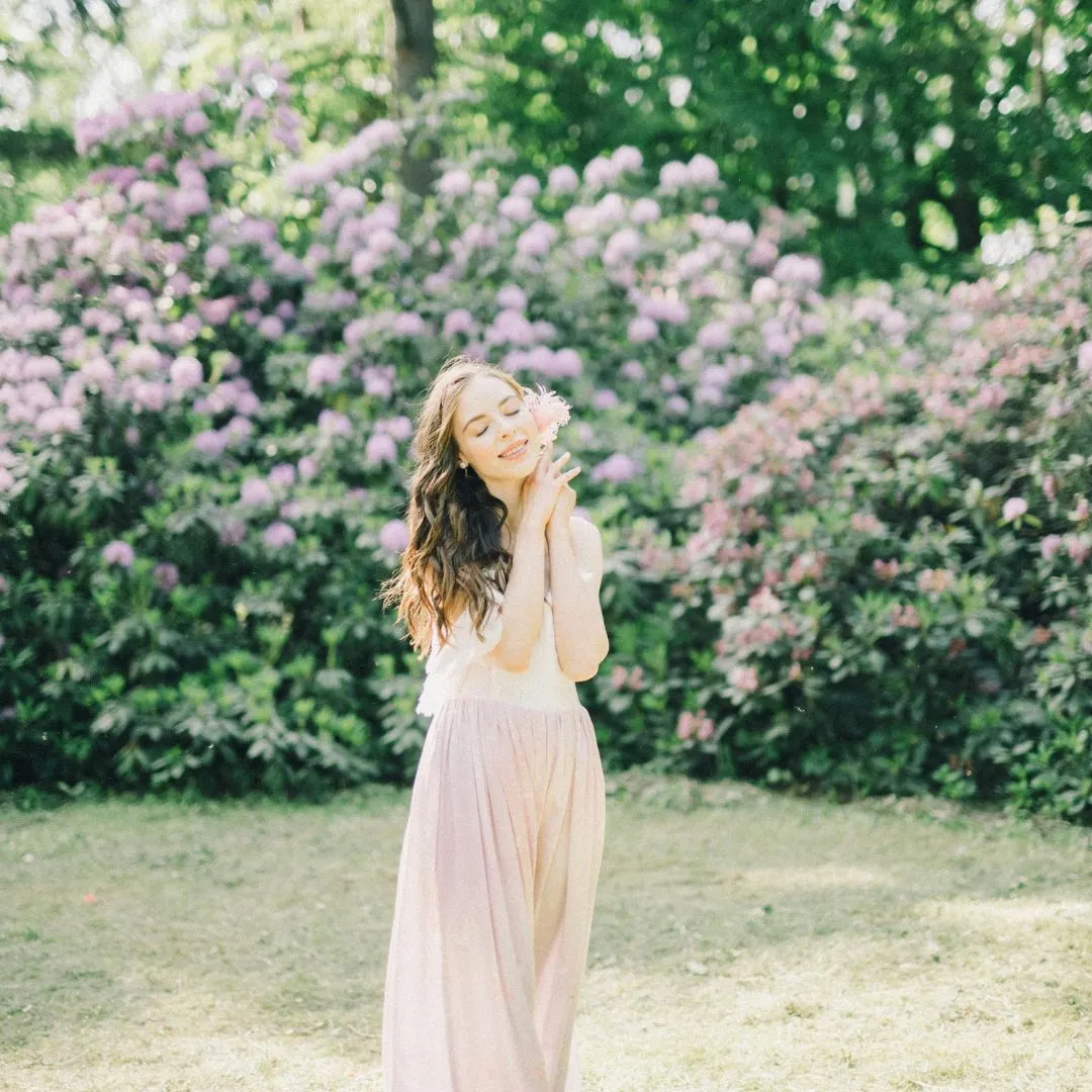 cô gái cài hoa mỉm cười tự tin tử vi ngày 29/12/2025