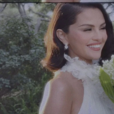 Hình ảnh Selena Gomez tươi cười trong ảnh chụp tại đám cưới với Benny Blanco.