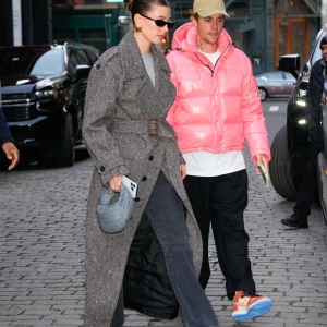 Túi Bottega sắc xám yêu thích của Hailey