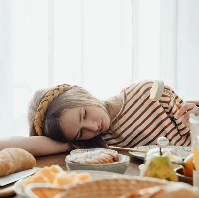 Người phụ nữ mệt mỏi vì đói bụng, khi đói bụng không nên làm gì