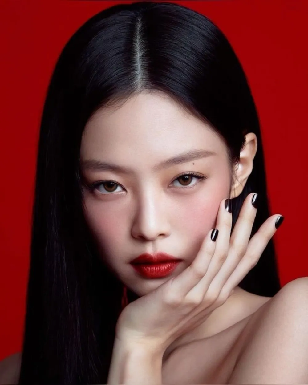 Jennie với sắc son đỏ theo phong cách trang điểm MBTI.