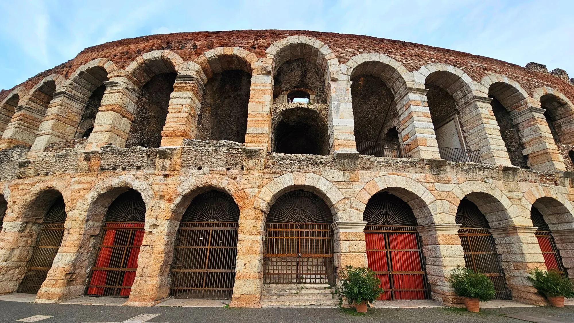 Arena di Verona là một nhà hát vòng tròn La Mã cổ đại nổi tiếng, nằm tại Quảng trường Bra (Piazza Bra) ở Verona, Ý