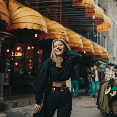 cô gái tóc vàng có tư thế tự tin
