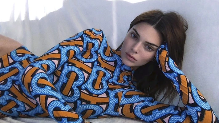 Kendall Jenner trong BST Burberry TB Summer Monogram
