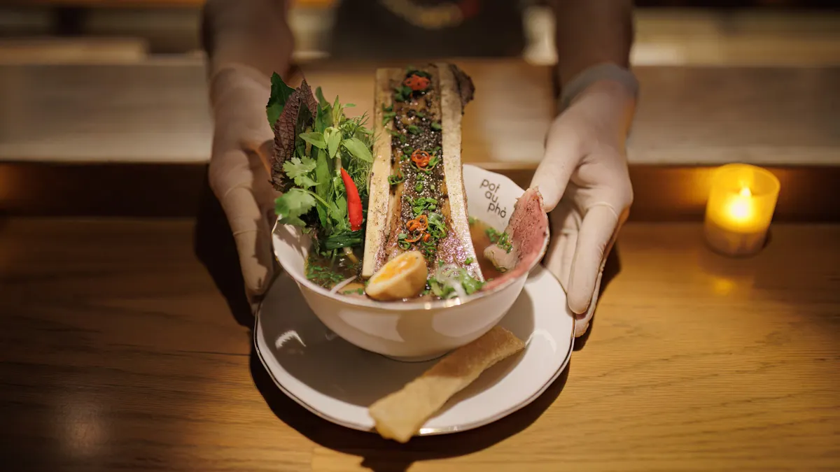 Pot-au-phở là sự kết hợp độc đáo giữa món bò hầm truyền thống Pháp và phở Việt Nam