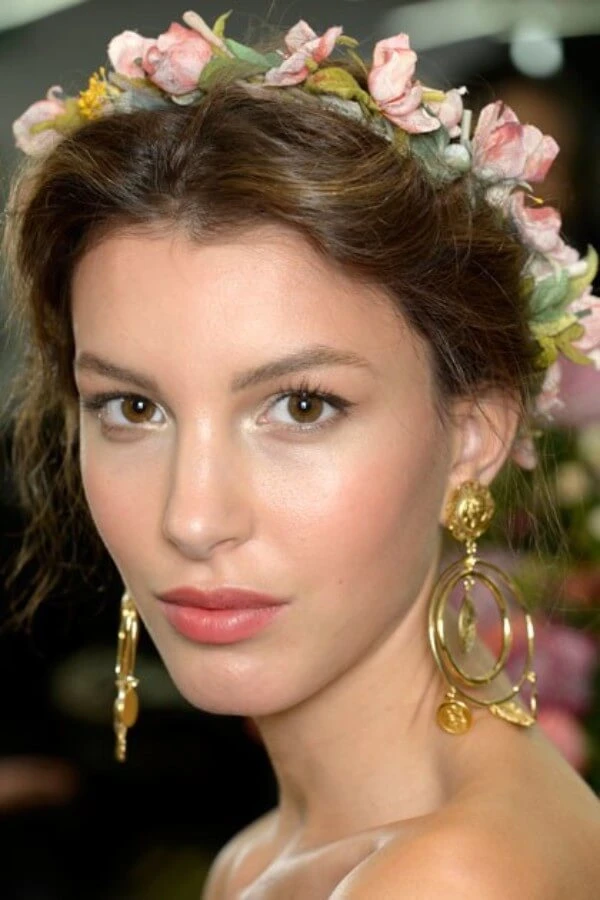 Sự đa sắc của vòng hoa tươi, kết hợp cùng cành cây mềm và lá câu xanh mướt, góp phần tạo nên cảm giác gần gũi với tự nhiên