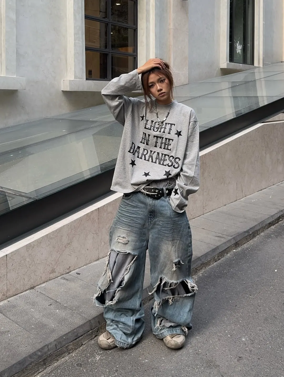 Phong cách thời trang cá tính với combo quần jeans rách dáng thụng à áo thun oversize.