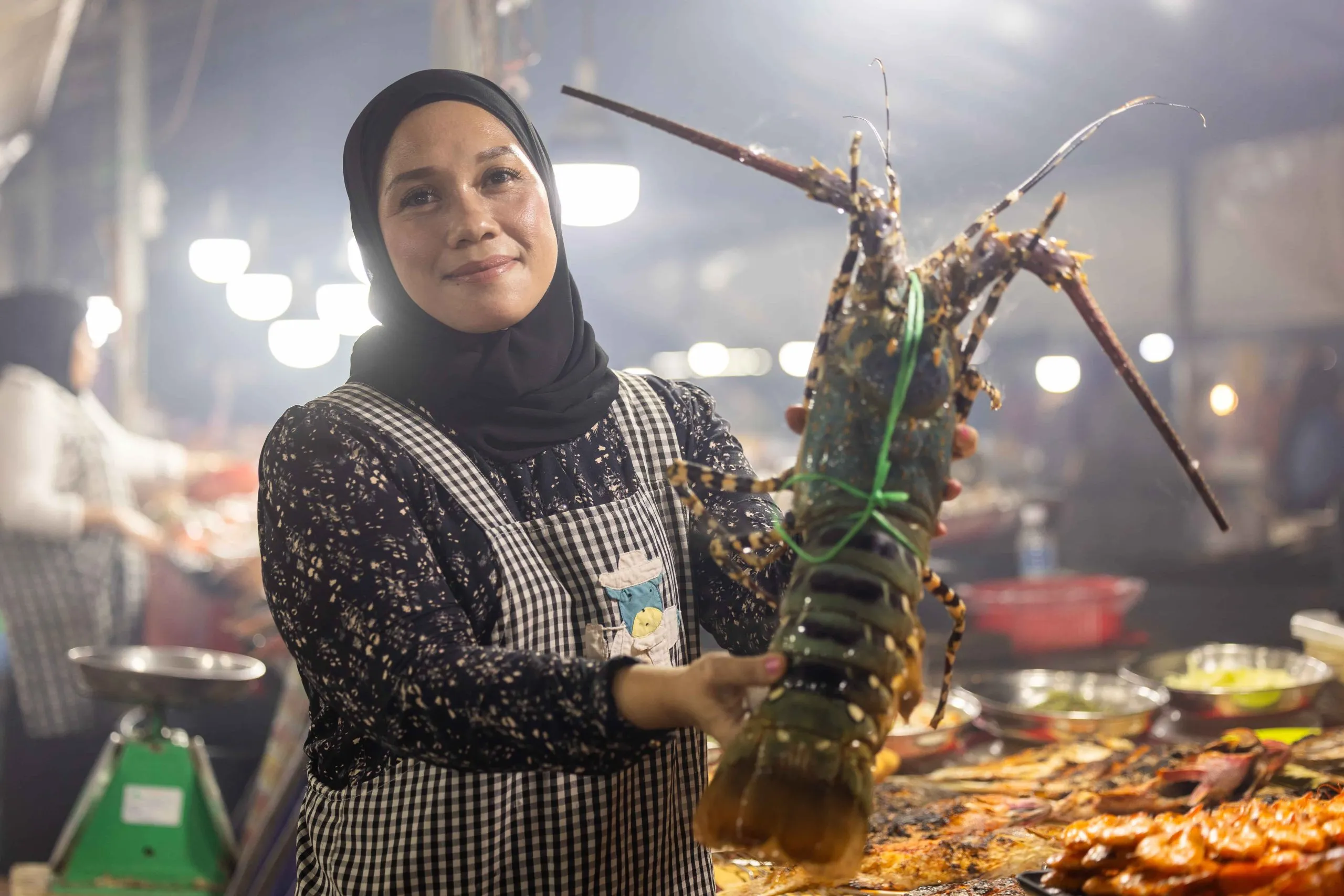 Chợ đêm Kota Kinabalu nổi tiếng với hàng
dài gian hàng bày bán hải sản tươi sống
