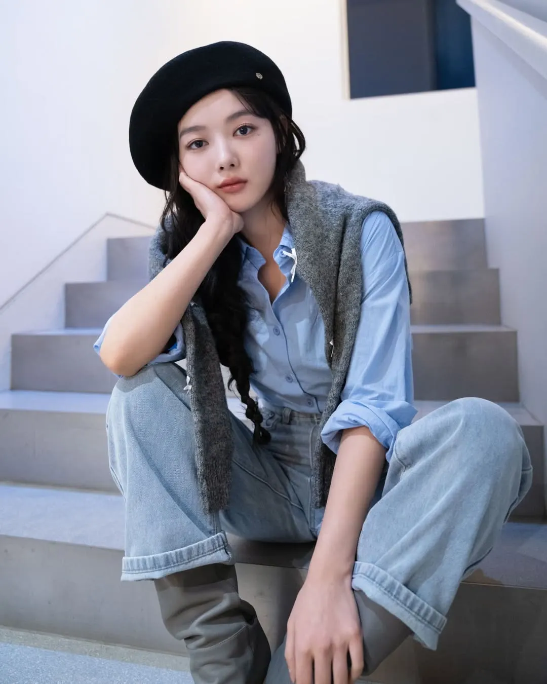 Kim Yoo Jung diện sơ mi phối cùng quần jean và mũ beret chất lừ
