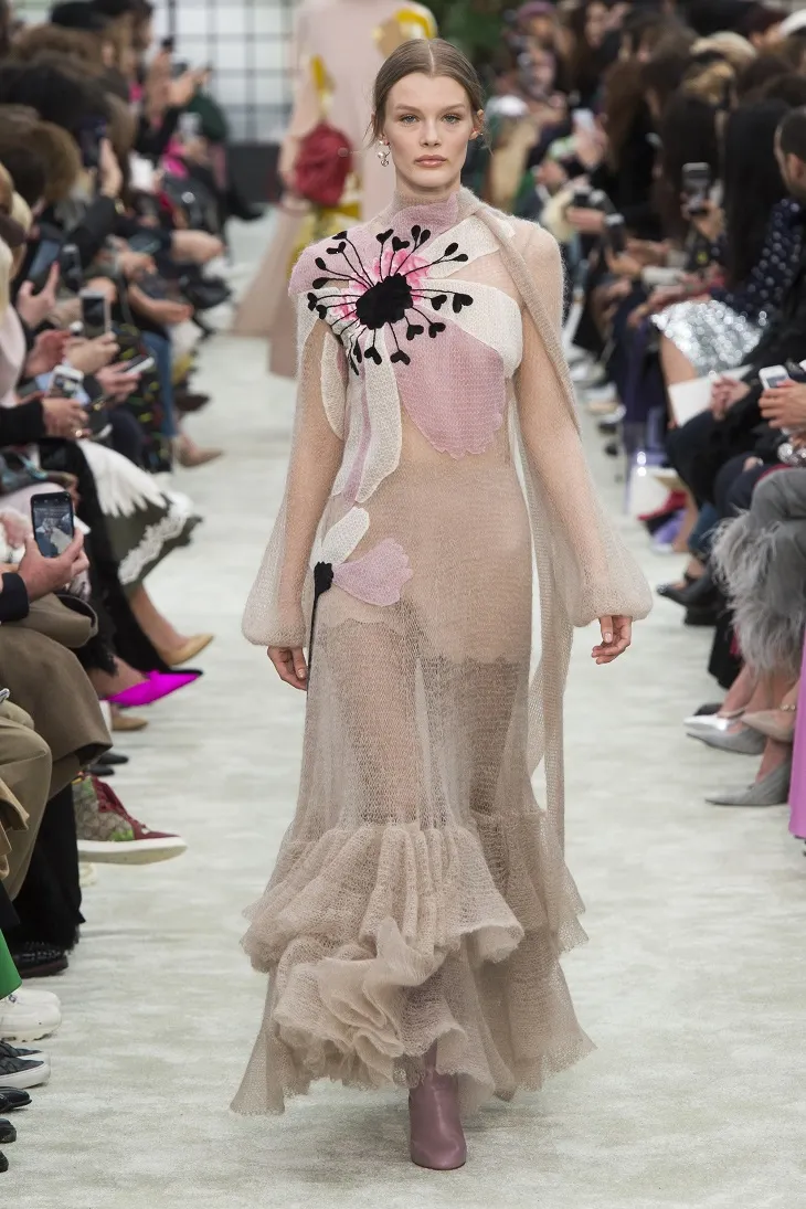 ELLE Việt Nam - Say trong giấc mơ mùa hạ cùng “khu vườn địa đàng” của Valentino 2018 (26) ELLE Việt Nam - Say trong giấc mơ mùa hạ cùng “khu vườn địa đàng” của Valentino 2018 (26)