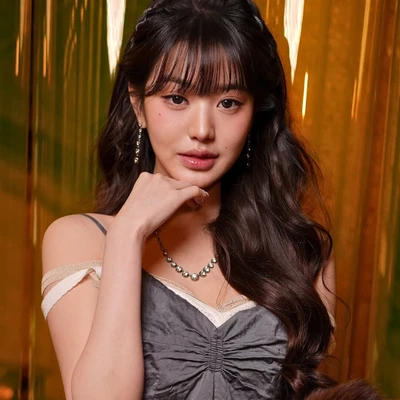 Jang Wonyoung đặt tay lên cằm