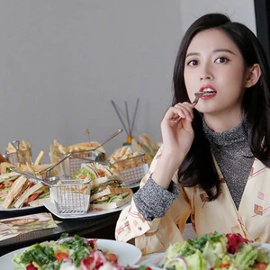 diễn viên Trần Ngọc Kỳ ngồi ăn thực phẩm có chất dinh dưỡng làm đep da