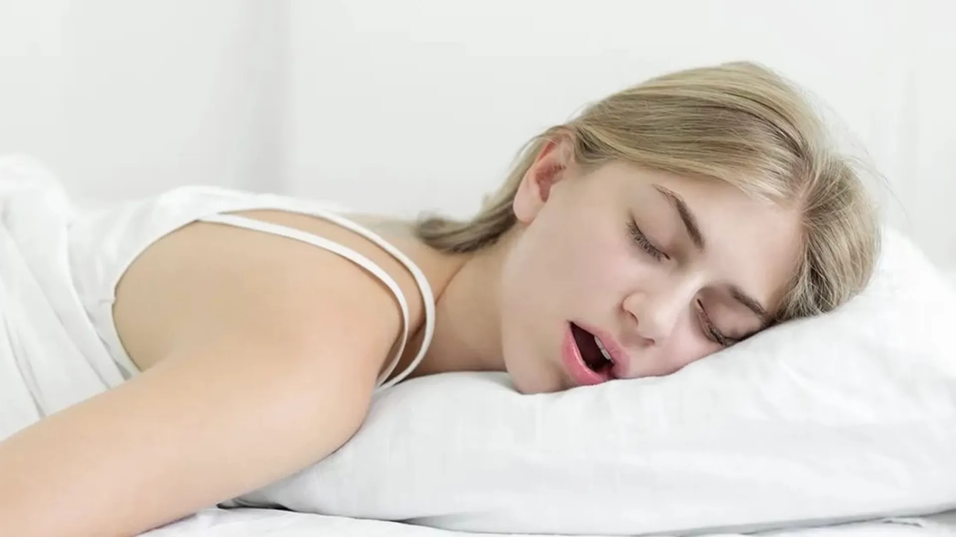 Cô gái với tư thế ngủ không đúng gây ra nọng cằm. 