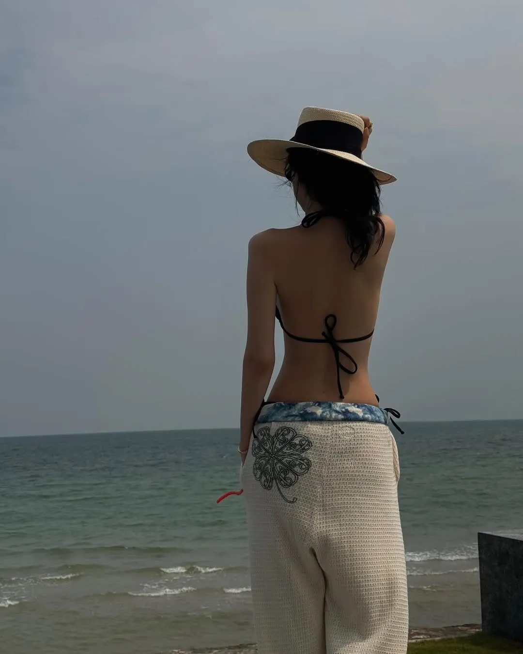 Son Naeun mặt đồ nghỉ dưỡng sao hàn 