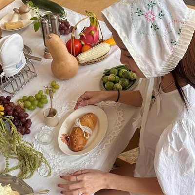 Cô gái đang ngồi ăn với bàn đồ ăn vặt không gây tăng cân