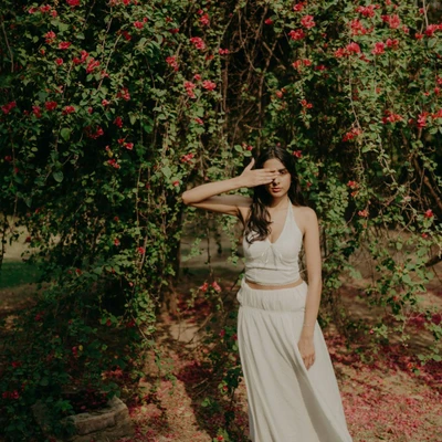 cô gái đứng dưới cây liễu lấy tay che mặt tử vi ngày 27/1/2026