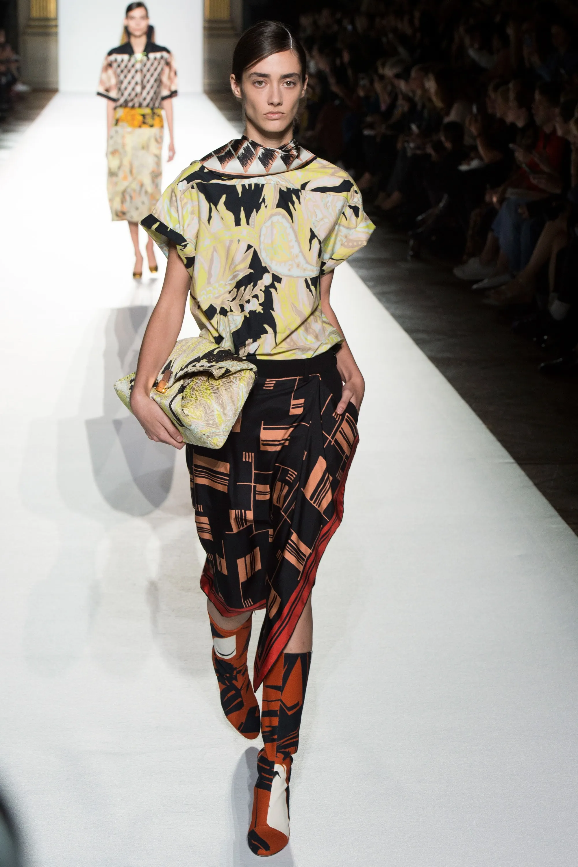 Paris Fashion Week: Muôn màu tích cực trong bst Xuân 2018 của Dries Van Noten