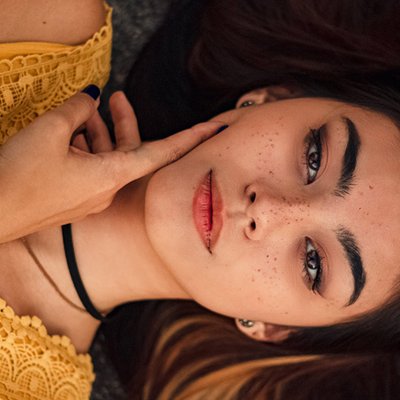 Vào mùa Xuân, bạn nên sử dụng retinol vào buổi tối trước khi đi ngủ thay vì buổi sáng. Ảnh: Pexels.