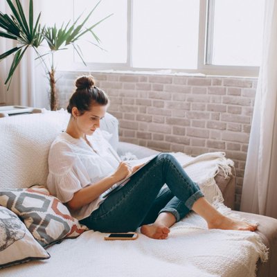 cô gái làm việc vì cuộc sống