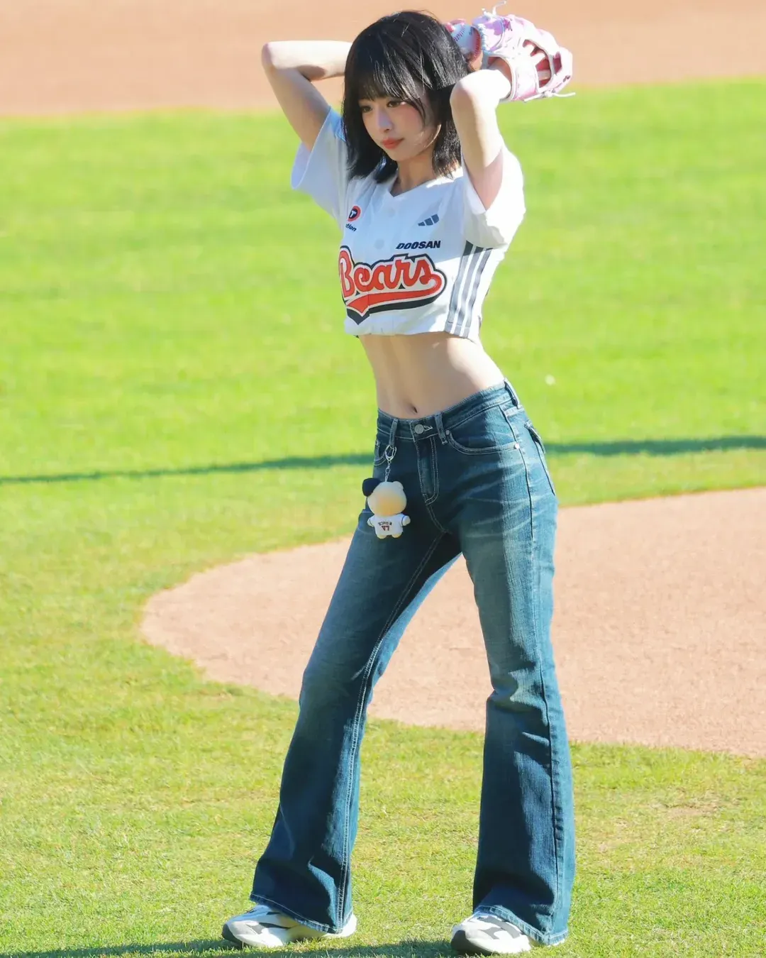 Ahyeon phối áo bóng chày cùng quần denim 