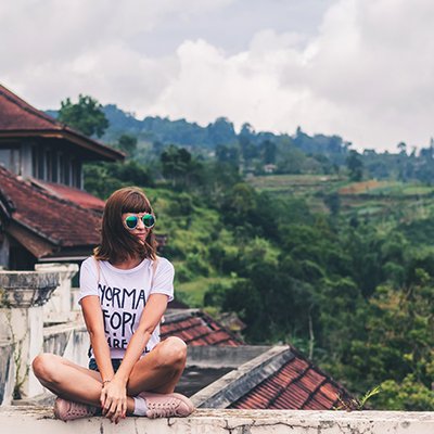 cô gái ngồi trên lan can du lịch