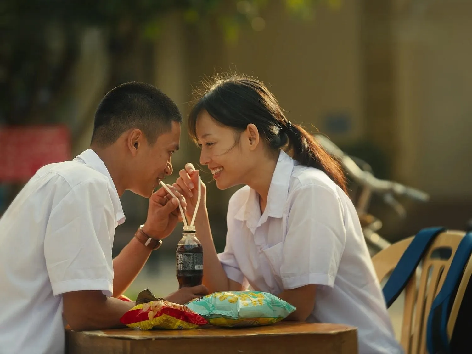 Đàn cá gỗ nhân vật cường và hoa do nguyễn quốc hùng và nguyễn minh hà thủ vai