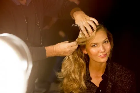 Siêu mẫu Karlie Kloss trong hậu trường chuẩn bị cho buổi diễn.