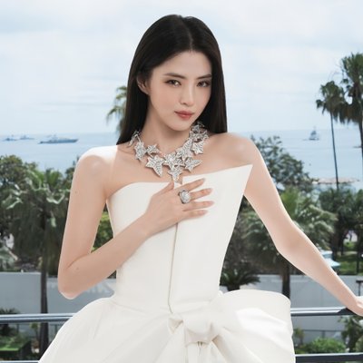 Han So Hee xuất hiện tại Cannes trong bộ váy trắng.