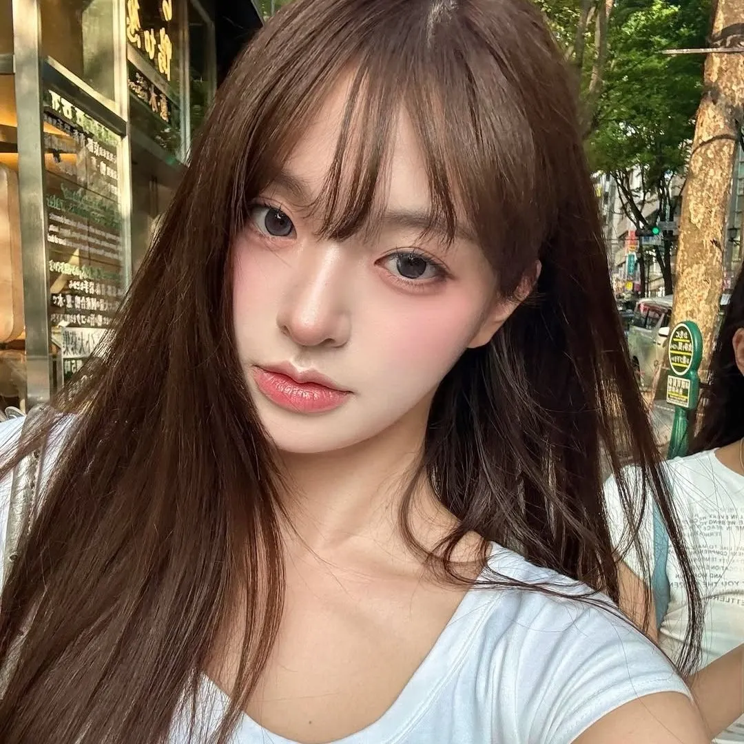 người mẫu Hàn quốc với mái tóc dài bóng mượt