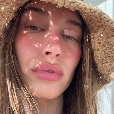 Hình ảnh Hailey Bieber với má hồng "blueberry".