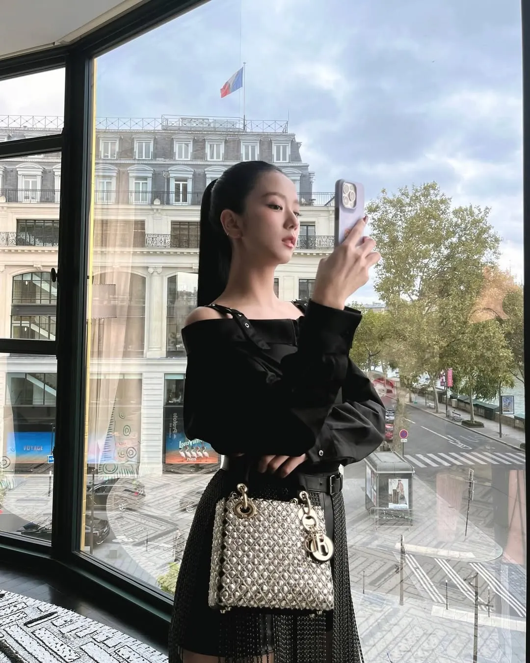 Jisoo diện đầm đen phối tóc buộc cao thanh lịch tại show diễn Dior.