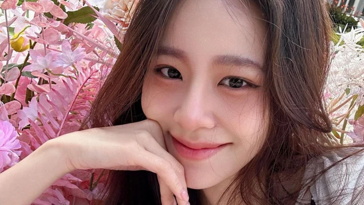 Cô gái châu Á chụp hình với hoa, skincare