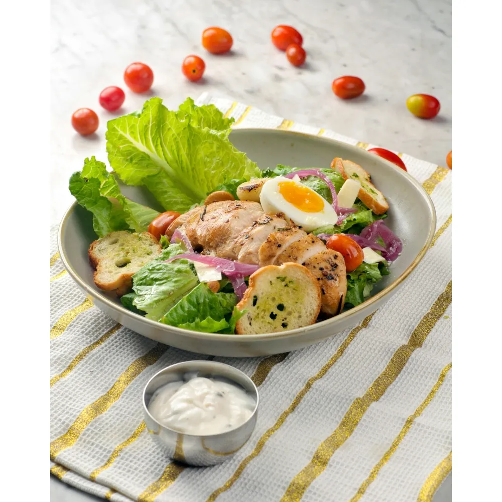 Món salad ức gà giàu đạm hỗ trợ quá trình giảm mỡ đùi.