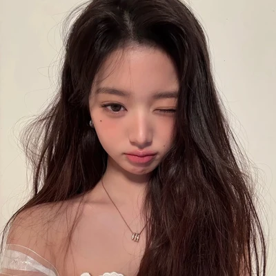 Wonyoung với mái tóc dài chắc khỏe sau phục hồi tóc