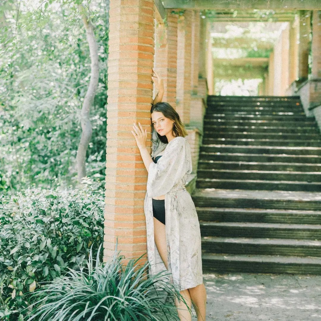 cô gái tựa vào cột tử vi ngày 30/3/2026