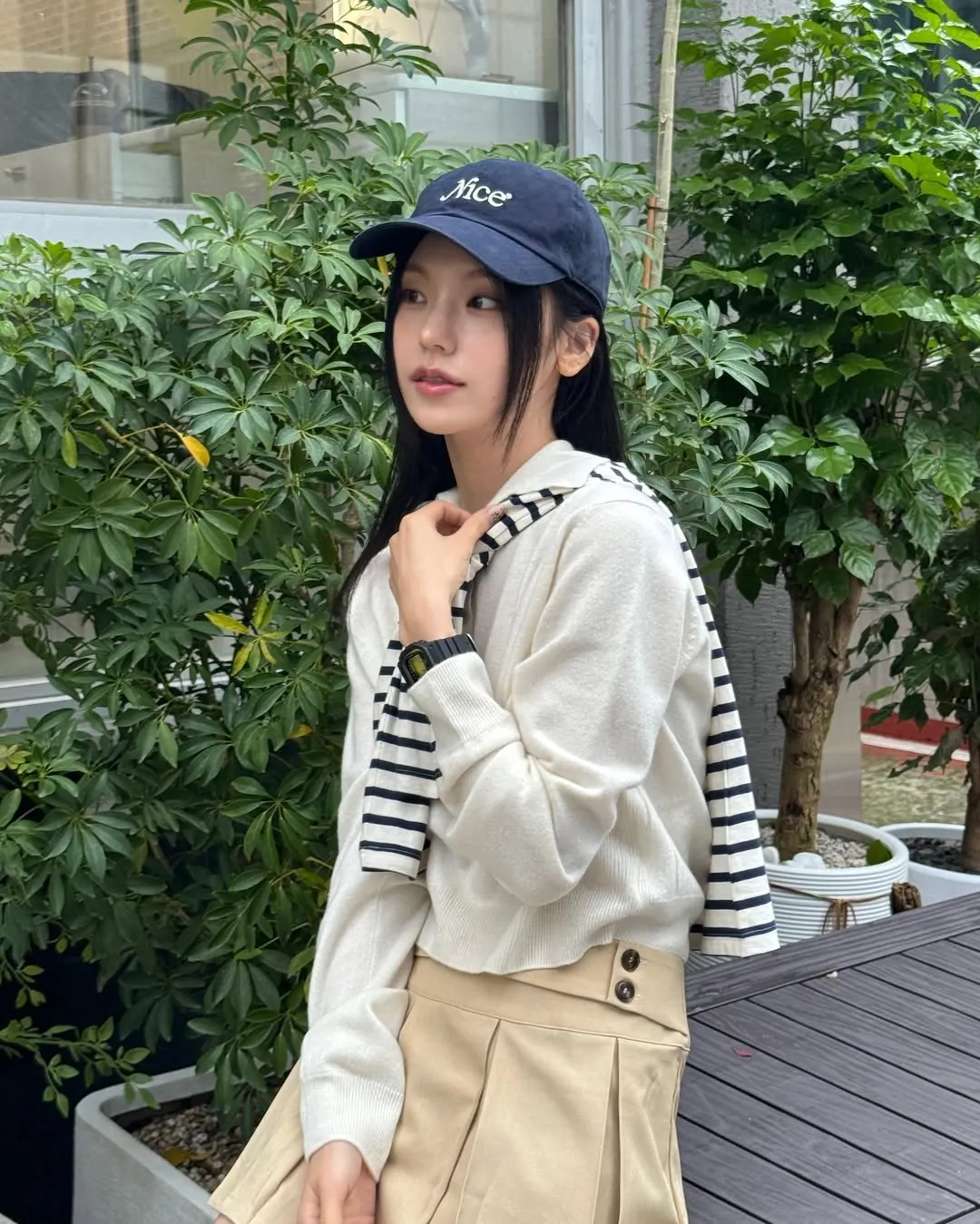 yeji diện mũ lưỡi trai