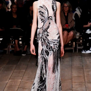 BST đậm tính cá nhân của Sarah Burton và giữ được phần “hồn” riêng biệt của Alexander McQueen.