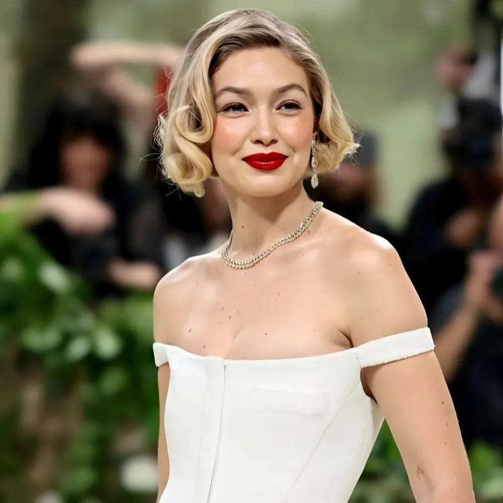 Gigi Hadid xuất hiện tại Met Gala 2024 với layout trang điểm monochrome tông đỏ
