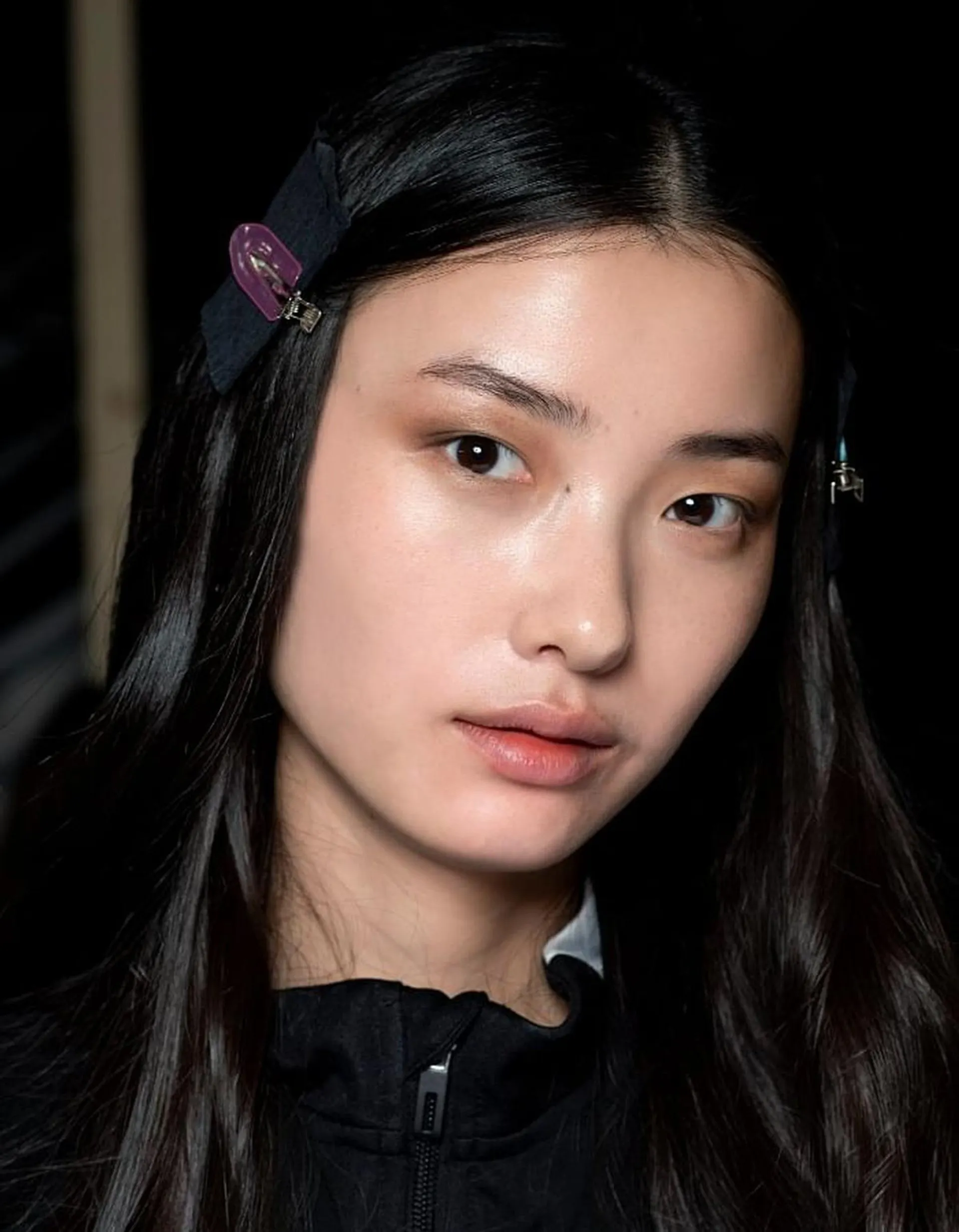  Cô gái với lớp nền căng bóng, makeup nhẹ nhàng tôn lên làn da mịn màng và vẻ ngoài tươi tắn, rạng rỡ.