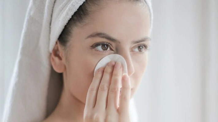 Loại bỏ bụi bẩn và lớp makeup bằng nước tẩy trang tự nhiên.