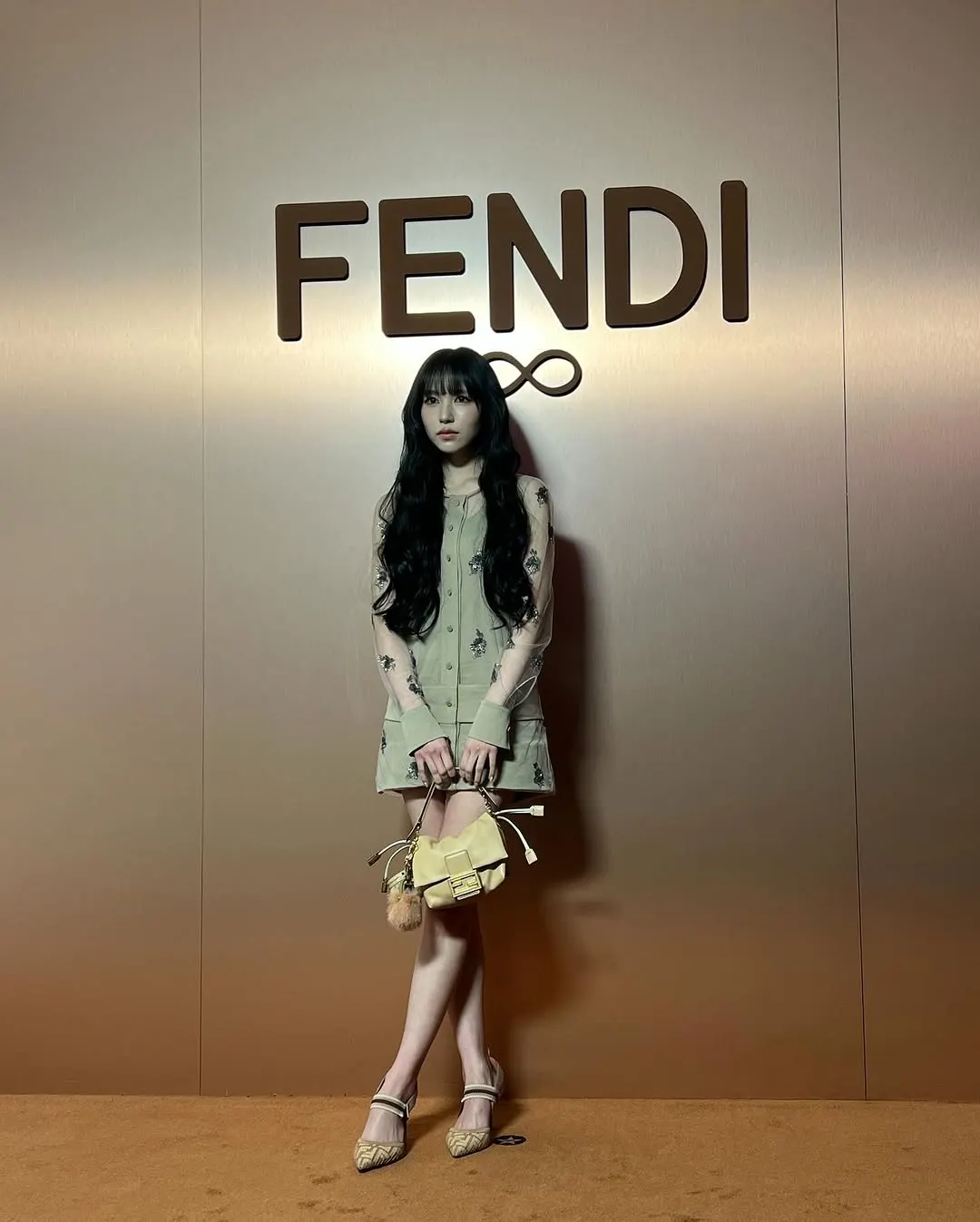 sao hàn Mina mặc đầm tại fendi
