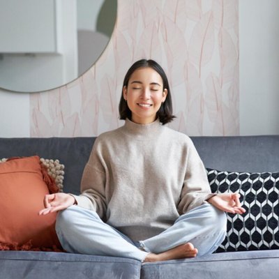 thiền - cô gái đang thực hiện phương pháp thiền tại nhà