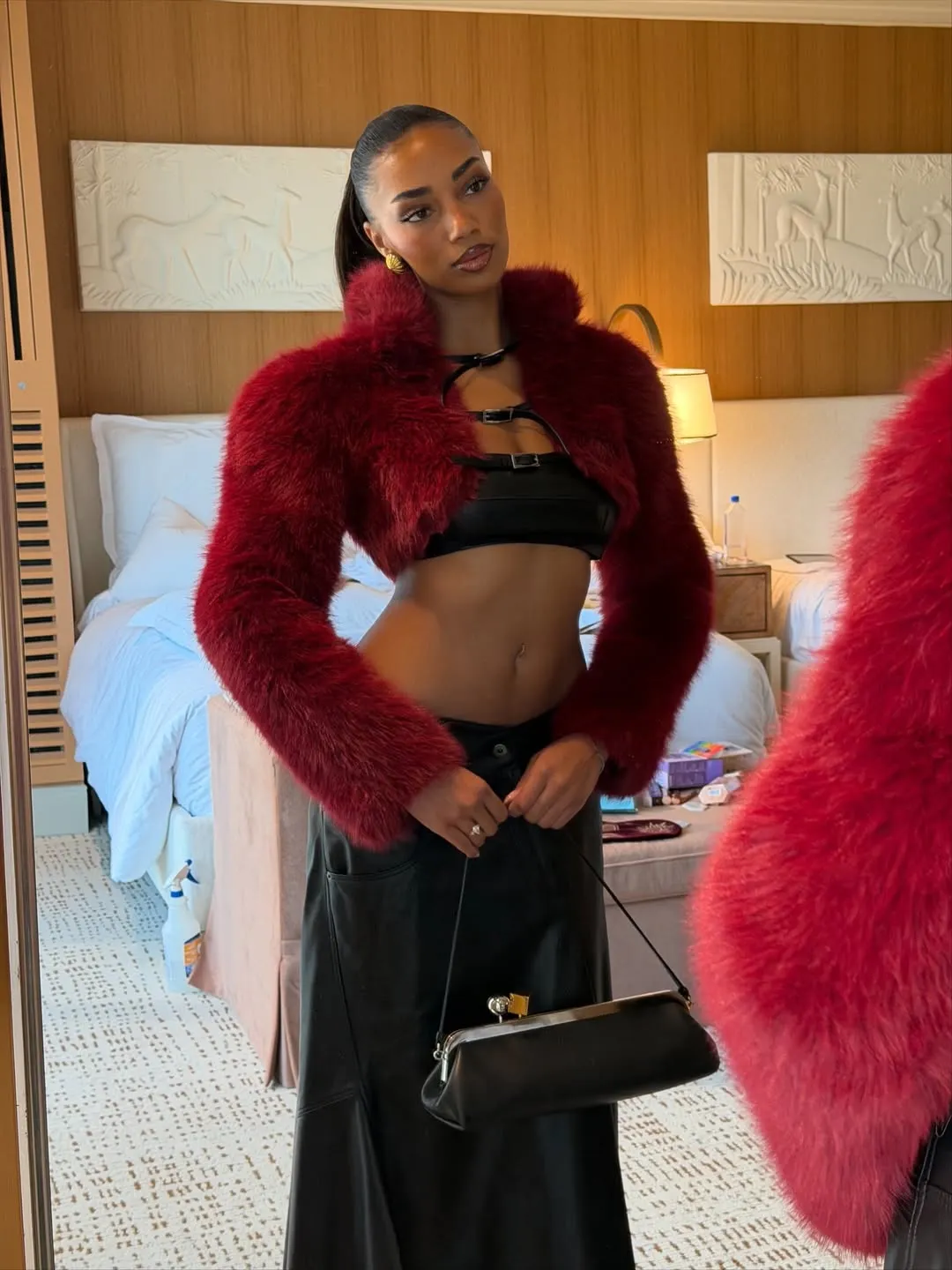 Uma Jammeh nổi bật với chiếc Grace Long sleeve Crop Jacket màu đỏ rượu táo từ FANCÌ CLUB, kết hợp cùng trang phục da gợi cảm.