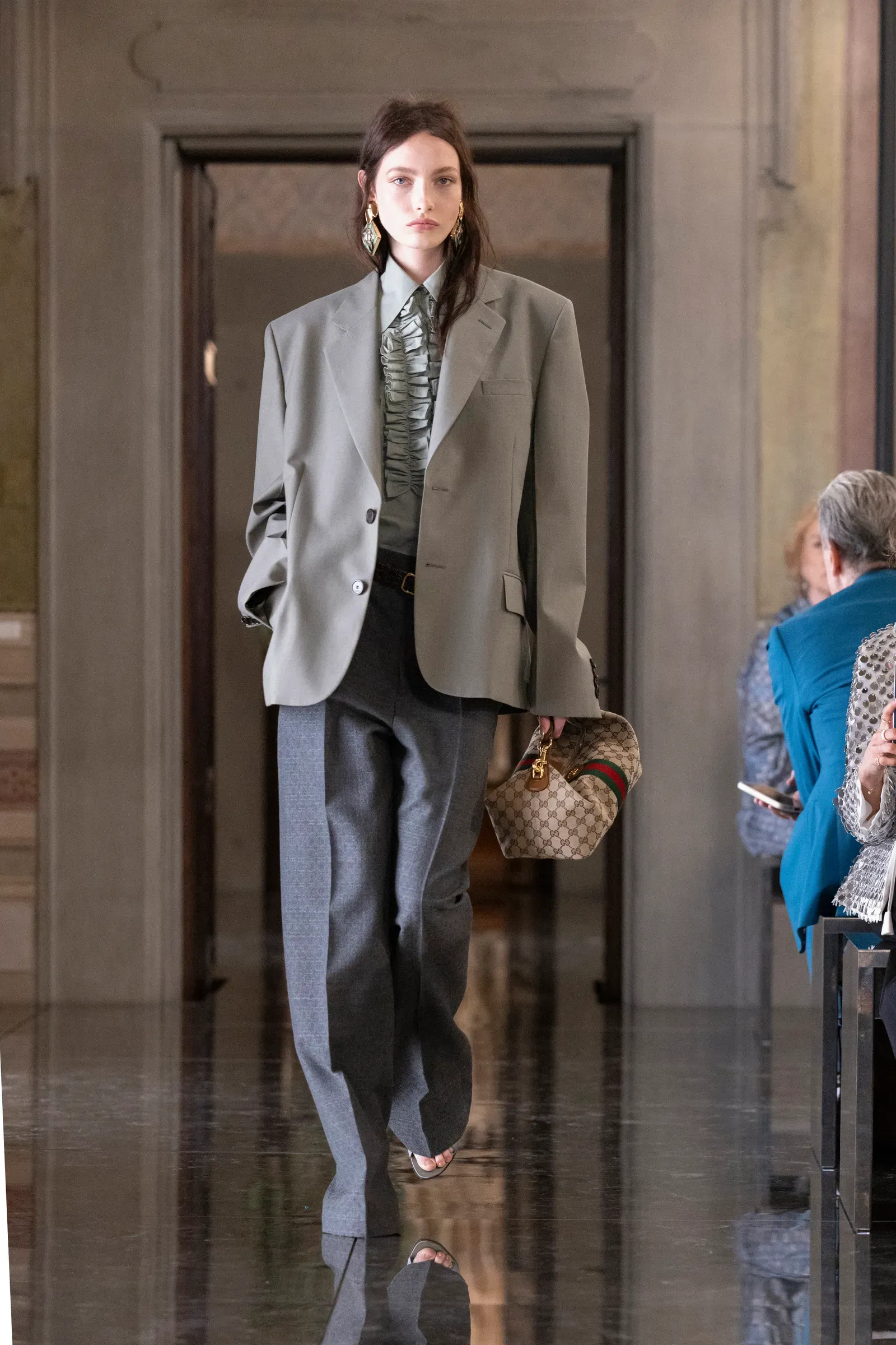 vest màu xám ghi BST Gucci Cruise 2026