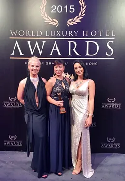 Bà Đỗ Hồng Minh, Giám đốc Truyền thông & Tiếp thị khách sạn JW Marriott Hanoi  tại lễ trao giải World Luxury Hotel Awards. 