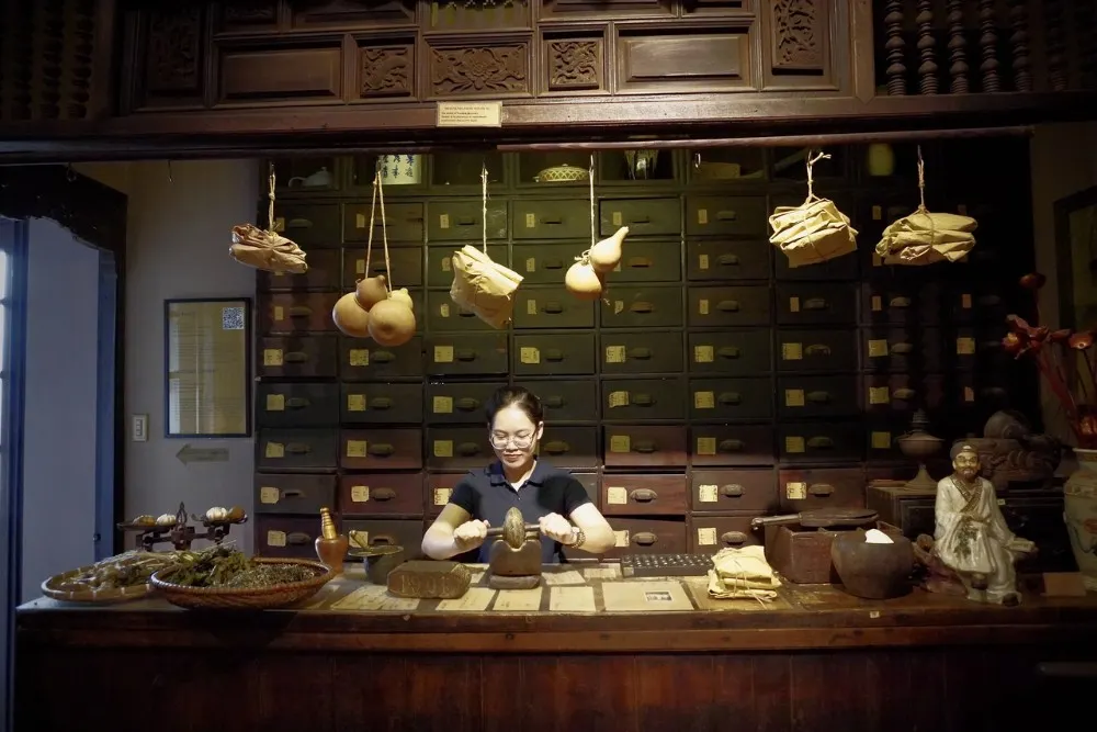 Trải nghiệm bào chế thuốc dược bên trong Bảo tàng Y học Cổ truyền