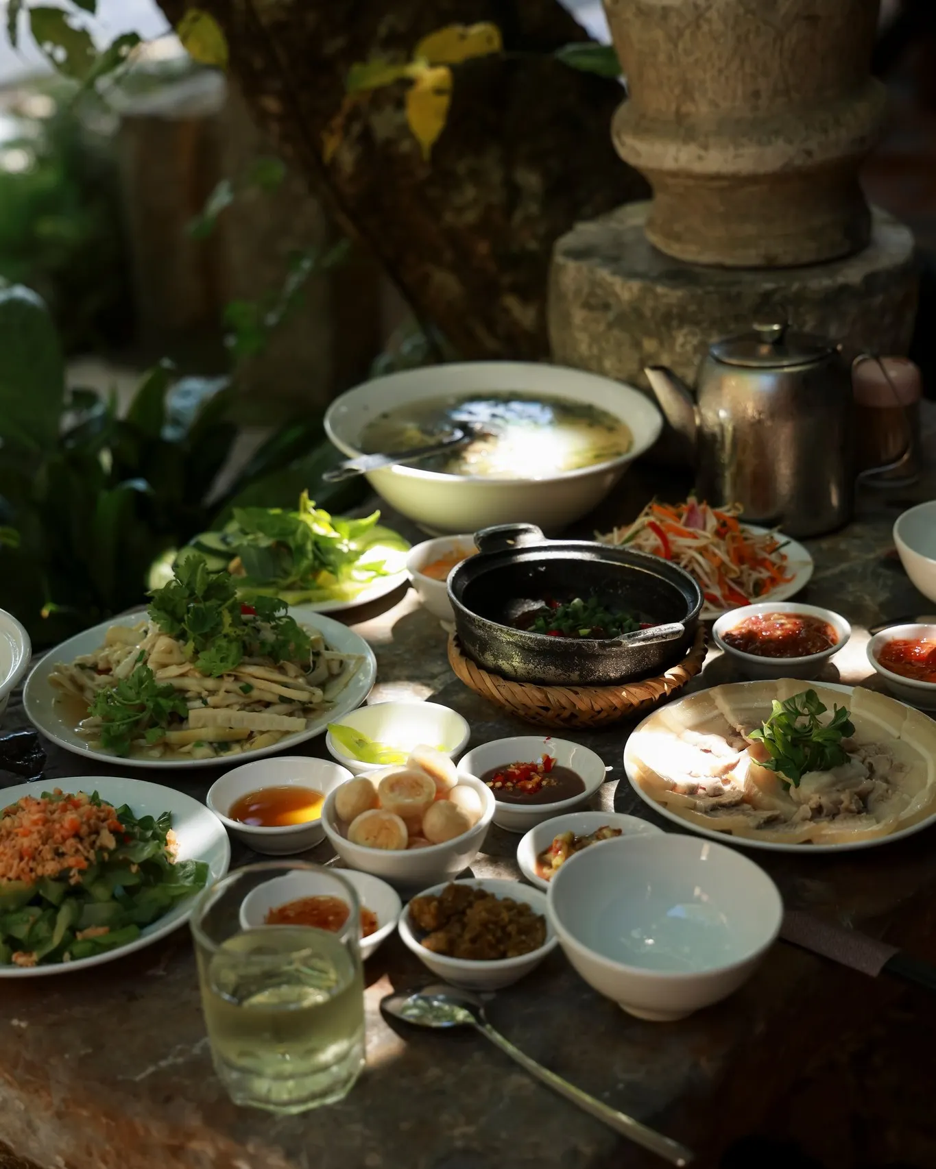 Thực đơn của cơm mắm cô ri xoay quanh các loại mắm đặc trưng như mắm nêm, mắm ruốc