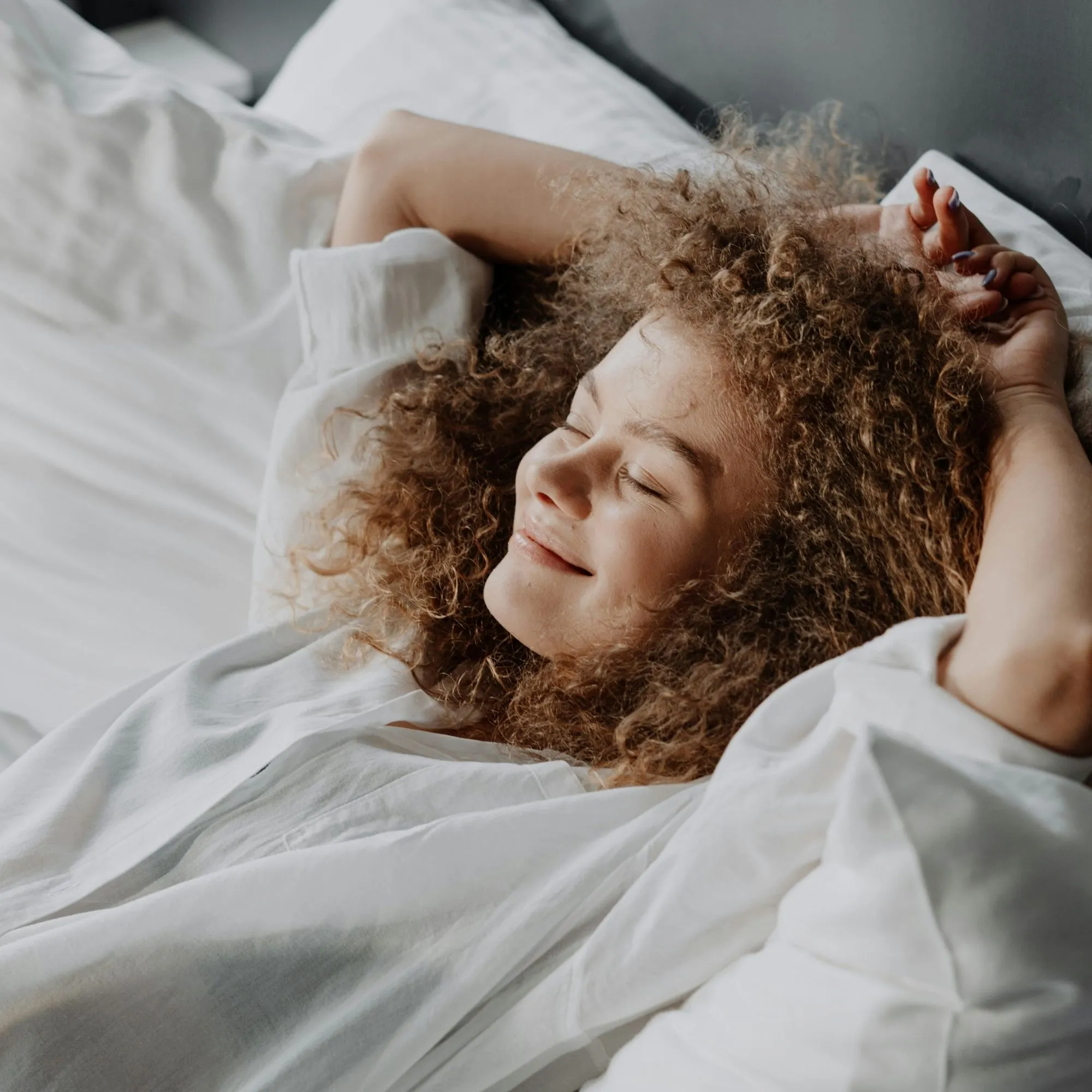 Cô gái tóc vàng đang ngủ