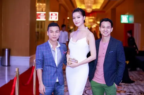 NTK Adrian Anh Tuấn trong buổi ra mắt BST mới tại The Grand Hồ Tràm. Ảnh chụp chung với Hoa Hậu Thùy Dung và Doanh nhân Sơn Đoàn