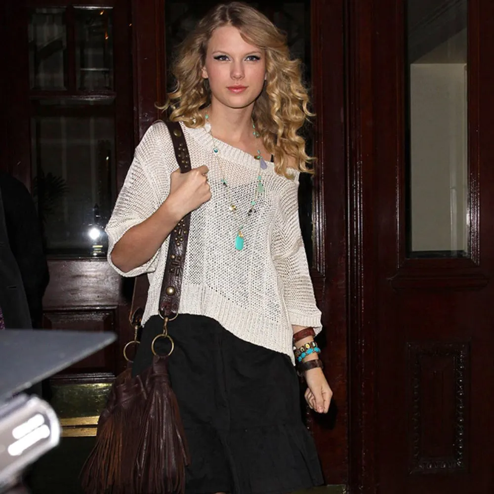 Hình ảnh Taylor Swift với mái tóc xoăn.